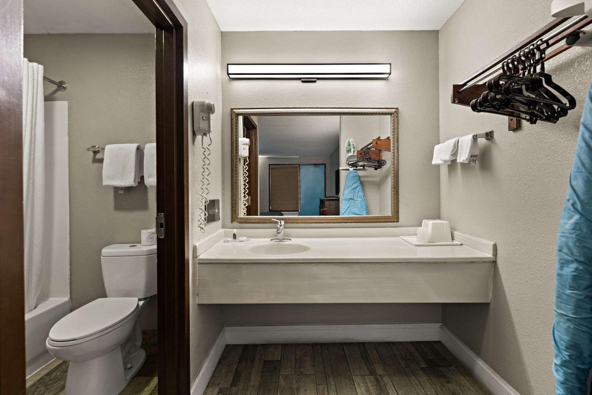 Rodeway Richmond Hotel